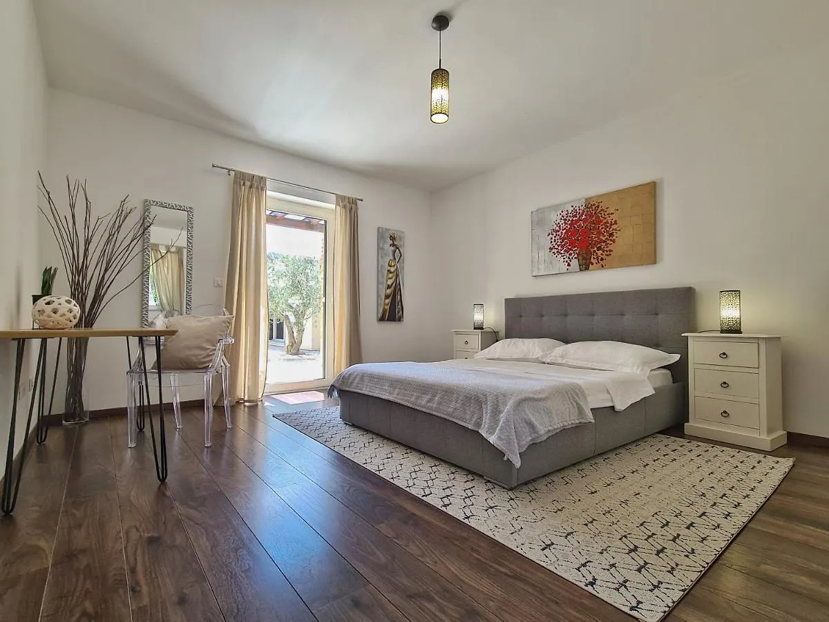 Spacious Villa With Pool, Indoor Jacuzzi And Sauna Near Porec  Вишнян